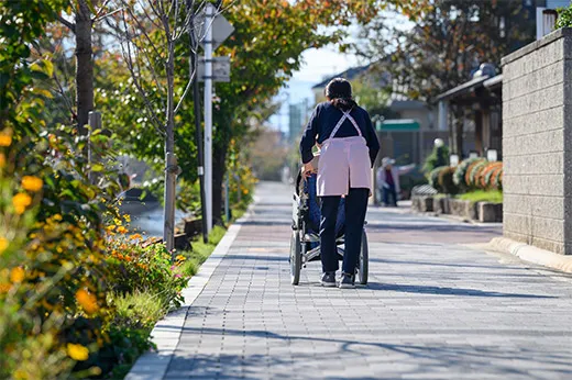 買い物同行・通院などの介助や見守り